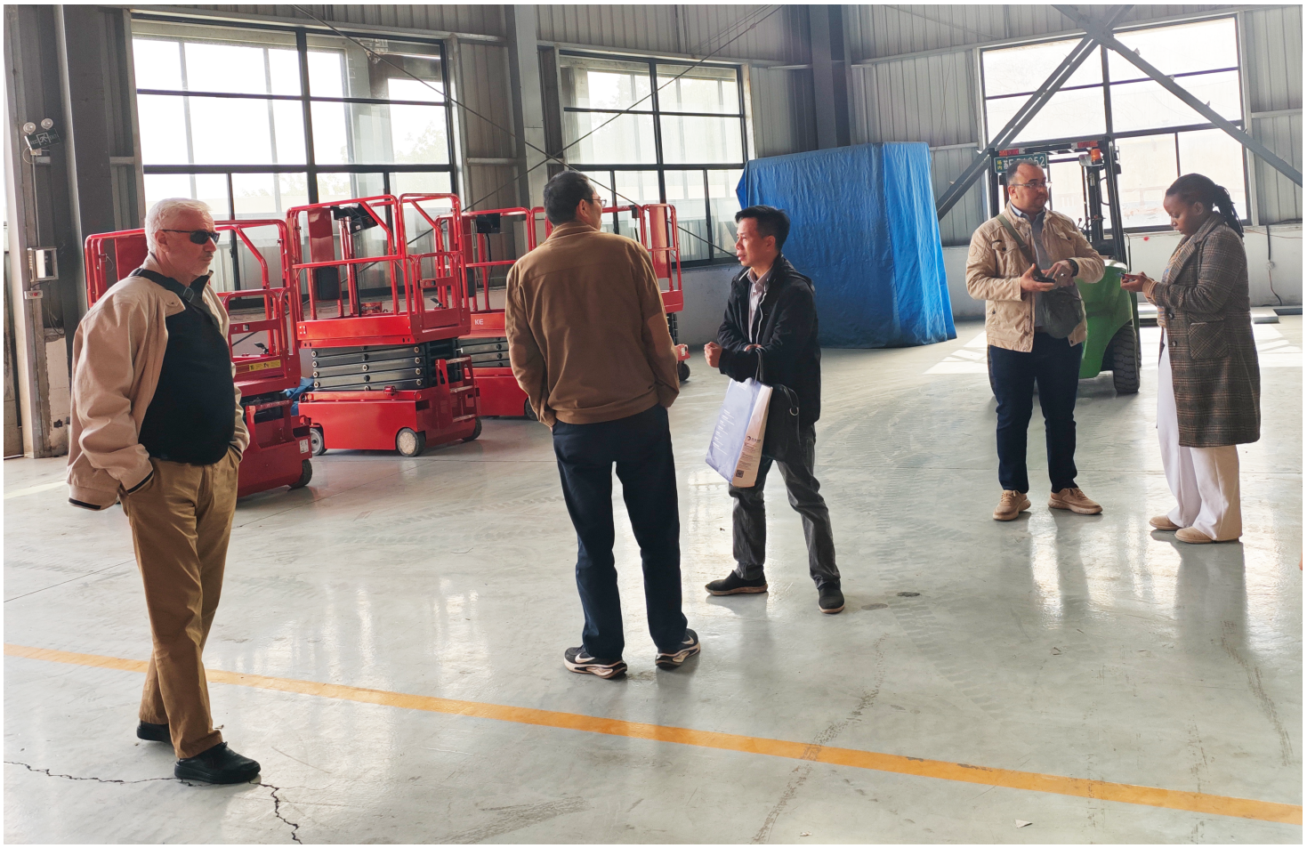 Una delegación de clientes argelinos visita Zhejiang Wizplus Smart Equipment Ltd y elogia la seguridad y las tecnologías avanzadas de las plataformas elevadoras